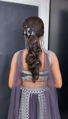 New Hairstyles For Wedding Indian, Dandiya Hairstyle For Bride, Sangeet Outfit Hairstyle, Wedding Hairstyles With Hair Extensions, Haïr Style For Marriage, Hairstyle For Haldi Bride, Hairstyle For Reception Indian, Dandiya Hairstyle, Girlish Hairstyles On Lehenga