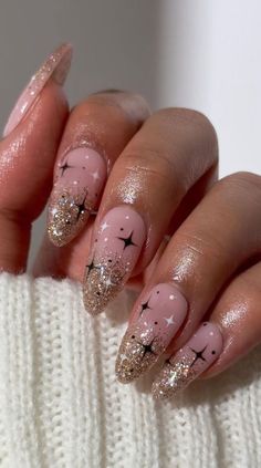 Here are over 20 BEAUTIFUL New Years nails designs and New Years eve nails ideas for 2021! The best new years nails! #birthdaynails December Nails Classy, New Year Eves Nails, 25th Bday Nails, New Years Nail Designs Almond Shape, Christmas And Nye Nails 2024, New Years Nail Inspiration, Year Round Nail Ideas, New Years Vacation Nails, New Years Nails Gold Glitter