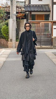 Yohji Yamamoto Outfit, Brutalism Fashion, Japanese Goth Fashion, Yohji Yamamoto 80s, Yohji Yamamoto Street Style, Outfits For Japan, Tokyo Fashion Street, Button Up Outfit, Yohji Yamamoto Menswear