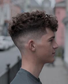 corte de cabelo masculino - corte de cabelo masculino curto - corte de cabelo masculino cacheado - corte de cabelo masculino degrade - corte de cabelo masculino moicano - corte de cabelo masculino 2022 2022 Haircut, Short Hair Mohawk, Curly Hairstyles For Men, Fade Haircut Styles, High Fade Haircut, Haircuts Curly, Gents Hair Style