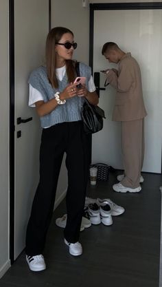 Jobsite Outfit Women, 20 Year Old Outfits College, Stylish Therapist Outfits, Spring Outfits Work 2023, Sneaker Outfit Inspo Women, France Autumn Outfit, Fall Outfits Mood Board, Next In Fashion Netflix Looks, Lookbook Outfits Winter