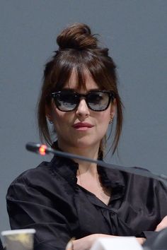 Bangs And Sunglasses, Dakota Johnson Sunglasses, Dakota Johnson Bangs, Dakota Style, Dakota Mayi Johnson, Dakota Johnson Style, Work Hairstyles