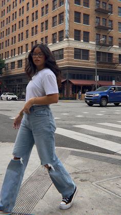 How To Pose In Jeans And Tshirt, Black Tshirt Blue Jeans Outfit Women, White Tee And Blue Jeans Outfit, Tshirt And Denim Outfit, White Tee Blue Jeans Outfit, Straight Jeans Outfit Summer, Jeans Tshirt Outfits, Coke Photoshoot, Nz Outfits