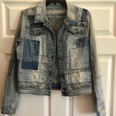 Super Trendy Jean Jacket With Patches And Embroidery. No Side Pockets. Size M. Smoke-Free Home. New Without Tags Measurements Available Upon Request Patchy Jeans, Denim Patch Jacket, Jean Jacket With Patches, Artsy Clothing, Jacket With Patches, Jean Jacket Patches, Patch Jacket, Denim Jacket Patches, Artsy Outfit