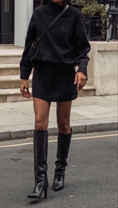 Chic black outfit Check more at https://beautyfashionideas.com/heels/chic-black-outfit-2/ Fall Outfit With Boots, Black Boots Outfit, Outfit Chic, Look Retro, Paris Mode, Mode Inspo, 가을 패션, Autumn Outfit, Outfit Inspo Fall