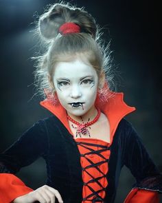 Vampire Girl Makeup Kids, Vampire Face Paint For Kids, Kids Vampire Face Paint, Girl Vampire Makeup, Maquillaje Halloween Infantil, Kids Vampire Makeup, Dracula Makeup, Vampire Face Paint