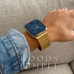 For those who know style and know that whats on your wrist matters. Made to last by avoiding corrosion and tarnish with this Premium Watchband. Versatile unisex design to suit both woman's and mens Luxury styling and this style is really durable and tough and is available in a range of stylish tones. 🌏 Worldwide shipping! CHECK OUT MY OTHER LISTINGS FOR MORE 💕   The watch bands are easily interchange on you apple watch for the perfect style up and to match your outfits to your occasion and sty Apple Watch 3, Premium Watches, Bracelet Apple Watch, Apple Watch Faces, Small Pin, Apple Watch Strap, Mens Luxury, Apple Watch Band, Apple Watch Series