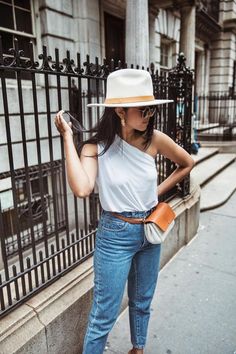 Stunning 40+ Ways to Wear Trendy Fanny Packs for Summer Ideas Bum Bag Outfit, Belt Bag Outfit, Walk In Wonderland, Belt Bag Fashion, Fanny Pack Fashion, Waist Purse, Looks Jeans