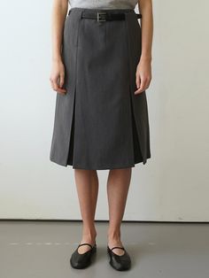 Knee-length skirt in woven fabric with inverted pleats. Regular waist, back zip, and side pockets. Lined.- Midi- Regular waist- Regular fit Pleated Midi Skirt, Gray Skirt, Knee Length Skirt, Woven Fabric, Knee Length, Midi Skirt, Skirt, Grey, Fabric