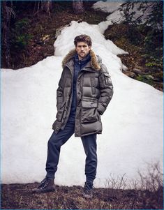 Jan Trojan braces the elements in a fall-winter 2016 look from French fashion… Mens Brogue Boots, Grey Parka, Winter Menswear, Navy Sweatpants, Mountain Winter, Winter Outdoors, Boots Combat, Brogue Boots