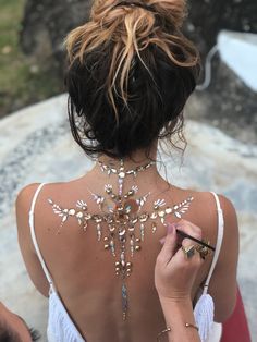 WOW we are blown away with this dreamy back piece created by our #IBIZA Dreamers @tahneeleeibiza_ & @roisin.o whilst adventuring around Thailand! 🌴🌞🌿💫 You do not want to miss their #INSTATAKEOVER up now in our #InstaStory - Live from the @jungleclubsamui 🌴 They show you how to create this dream look using our NEW Waking Illusion Collection ✨Shop the products used www.InYour-Dreams.Com   #ItsInYourDreams #InYourDreamsIbiza #WakingIllusion Thailand Jungle, Gems Face, Festival Face Jewels, Rave Party Outfit, Festival Face Paint, Edm Music Festivals, Festival Makeup Glitter, Coachella Inspiration, Festival Face