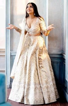 Beige Lehnga Outfit, Beige Indian Outfit, Prajakta Koli Outfits Indian, Grand Lehenga, Lehenga From Scratch, Punjabi Kalire, Shaadi Outfits, Beige Lehenga, Prajakta Koli