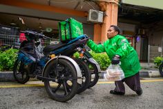 How To Tip Your Food Delivery Driver Properly? Fintech Startups, Retail Banking, Innovative Gadget, Welcome To The Future, Community Involvement, New Mobile, Support Services, Effective Communication, Service Provider