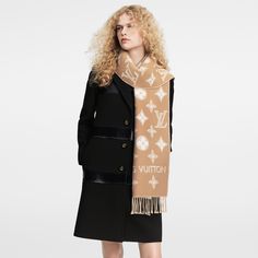 LOUIS VUITTON® - Lv Essential Shine Scarf - Beige Louis Vuitton Mantel, Louis Vuitton Coats Women, Hoodie With Ysl Camera Bag, Louisvuitton Louis Vuitton, Styling Louis Vuitton Scarf, Lv Scarf Outfit, Louis Vuitton Scarf Outfit, Louisvuitton Scarf, Winter Logo