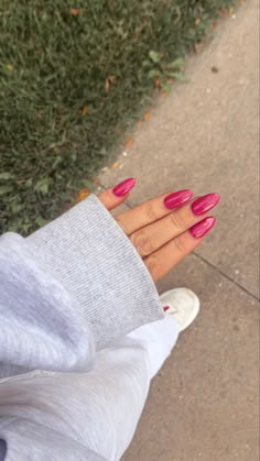 Simple Nail Colors Fall, Baddie Nail Colors, Red Pink Nails Ideas, Cute Fall Nail Ideas Simple, Nails For Fall/winter, Beginning Fall Nails, Holiday Oval Nails, Dark Red And Pink Nails, Dark Pink And Light Pink Nails