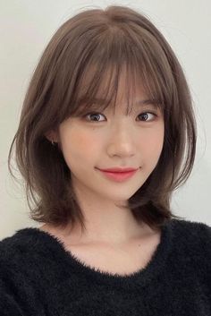 Layered Lob With Wispy Bangs Korean Short Haircut, Korean Medium Hair, Korean Hairstyles Women, Short Haircuts With Bangs, Korean Short Hair, Hair Style Korea, Hairstyles 2024, Asian Short Hair, Short Hair With Bangs