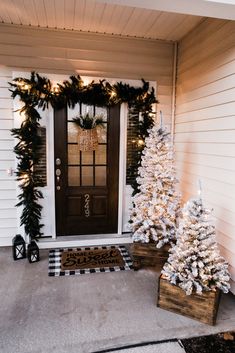 Our Festive Home Exterior for Christmas - Jordan Jean Natal Country, Garland Ideas, Christmas Front Porch, Christmas Porch Decor, Tree Garland, Christmas Inspo, Christmas Porch, Winter Home Decor