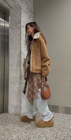 Fashionable Winter Outfits, Uggs Outfit Ideas, Ugg Tazz Slippers, Tasman Uggs, Tazz Slippers, Uggs Outfits, Winter Street Style, Ugg Tazz, Tasman Slippers