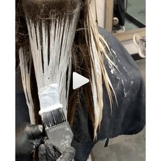 3 Balayage Mistakes & How To Fix Them - Behindthechair.com Diy Balayage At Home, Over Explaining, Balayage Platinum, Balage Hair, Balayage Techniques, Balayage Hair Tutorial, Highlighting Techniques, Hair Highlight