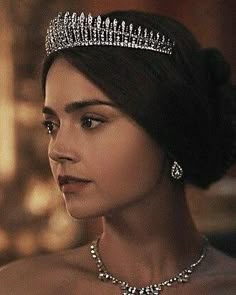 a woman wearing a tiara and diamond necklace in the movie downton & crock