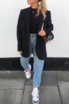 Casual Jeans And Blazer Outfits, What To Wear With Mum Jeans, Business Casual Outfit Blazer, 2023 Office Style, Mum Outfits Casual, Spring Fashion Business Casual, Blazer Outfits Autumn, Black Jeans With Blazer Outfit, Autumn Outfits Blazer