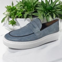 Explorando a beleza do couro, esse Loafer é trabalhado na beleza da simplicidade e sofisticação contida em seu acabamento todo confeccionado em couro legítima. O Loafer foi feito para os apaixonados por um bom mocassim, agregando qualidade e elegância em cada detalhe, muita praticidade para o dia a dia e é a combinação perfeita para composições trabalhadas em cores frias e neutras, dando um ar de classe e bom gosto ao seu outfit. Características: Material Externo: Couro Forro: Couro Palmilha: Palmilha em couro. Solado: Solado em PU Detalhes: Feito em Couro, solado em cour em PU e forro em couro Destaque: Costura feita à mão. Shoes Mens, Men's Shoes