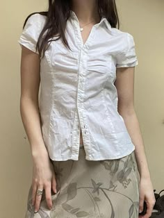 Short Sleeve V-Neck Plain Ruched Shirt White Button Up Aesthetic, Fitted Shirt Outfit, Blouse Aesthetic, Y2k Fabric, Vintage White Blouse, White Shirt Women, Ruched Shirt, Jeans Outfit Summer, Crop Top Dress