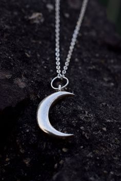 Metal Necklace Handmade, Silver Moon Jewelry, Silver Celestial Jewelry, Moon Neackles, Silver Moon Pendant, Celestial Necklace Silver, Silver Necklace Moon, Moon Necklace Aesthetic, Minimalist Silver Moon Necklace