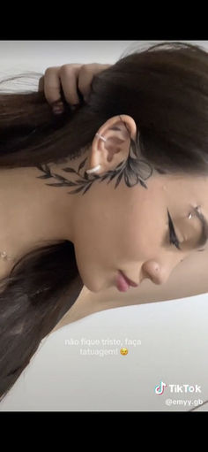 Transforme sua pele em arte com uma tatuagem delicada e cheia de personalidade. Escolha um design único que valorize sua essência e eternize momentos especiais Side Face Ear Tattoo, Fem Neck Tattoos, Fairy Tattoo Neck, Notsick3 Tattoos, Small Front Neck Tattoos For Women, Side Of The Face Tattoos For Women, Neck To Chest Tattoos Women, Rihanna Sternum Tattoo, Mariah The Scientist Tattoo Ideas