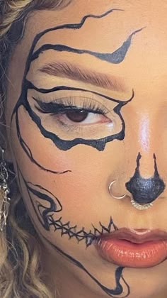 Skull Makeup Halloween Costume, Simple Skull Face Makeup, Skeleton Makeup Scary, Cute Halloween Face Makeup, Halloween Makeup Looks For School, Superhero Makeup Female, Face Paint Halloween Women, Cute Halloween Face Paint, Halloween Makeup Ghost