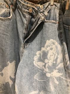 Bleach Flower Jeans, Pants With Bleach Design, Bleach Art Pants, Bleach Jeans Diy Denim, Bleached Pants Design, Black Bleached Jeans, Bleach Painting Clothes