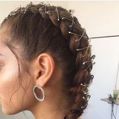 Hair With Safety Pins, Safety Pins In Hair, Pin Hair, Festival Accessories Ideas, Safety Pin Hairstyles, Hairstyles With Pins, Pin Hairstyles, Braids With Accessories