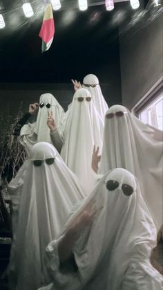 Ghost Six People Friend Group Aesthetic, Holoween Costums Aesthetic, Aesthetic Ghost Picture Trend, Ghost Costume With Sunglasses, Group Ghost Photoshoot, Ghost Sunglasses Photoshoot, 3 People Friend Group, Group Of Friends Aesthetic Wallpaper, Ghost Friends Aesthetic