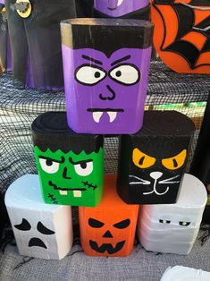 halloween decorations made out of toilet paper and painted to look like cats, bats, and pumpkins