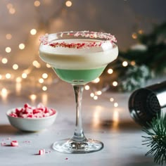 Peppermint Bark Martini, Peppermint Martini, White Chocolate Liqueur, Mint Cocktails, Chocolate Liqueur, Signature Cocktails, Drinks Alcohol, Festive Drinks, Cocktail Mix