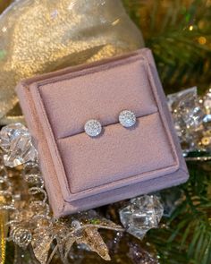 Put some #ChristmasGlam under the tree. One-size-fits-all and perfect for all the ladies on your list. . . . #bouquetstuds #diamondstuds #diamonds #diamondearrings #studs #classicjewelry #presents #presentsforher #christmaspresents #gifts #giftsforher #giftsideas #holidaygifts #jewelrygifts Minimalist Accessories Jewellery, Rings Jewelry Simple, Diamond Pendants Designs, Fancy Jewellery Designs, Gold Rings Fashion, Under The Tree, Indian Wedding Jewelry, Jewelry Fashion Trends, Classy Jewelry