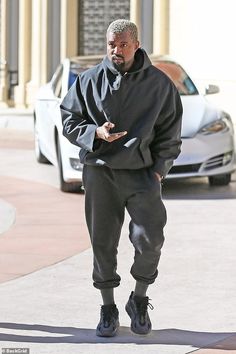 Dude Style, Kanye West Outfits, Kanye Fashion, Paris Ootd, Kanye West Style, Men Sweatpants, Yeezy Outfit, Grayish Green, Casual Pants Style