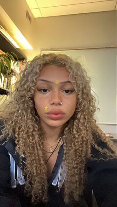 Light Skin Colored Hair, Blonde Lightskinned Girl, Blond On Curly Hair, Curly Hair Color Ideas Blonde, Natural Hair Color Blonde, Curly Hair Blonde Black Women, Long Dyed Curly Hair, Blonde Hair In Black Women, Honey Blonde Hair Mixed Girl