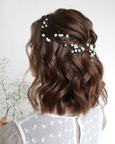 chic Brautfrisure für Kurze Haare Tuns Bob Lung, Fancy Hair, Prom Hairstyles For Short Hair, Hairdos For Short Hair, Peinados Fáciles Para Cabello Corto, Wedding Hair Inspiration, Short Wedding Hair, Penteado Cabelo Curto, Baby's Breath