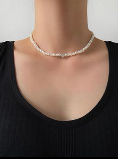 Faux Pearl Bead Choker with Silver Heart Necklace. Feminine Necklace, White Beaded Necklaces, Preppy Jewelry, Trending Necklaces, Beaded Necklace Diy, Rainbow Jewelry, Gold Fashion Necklace, Handmade Wire Jewelry, Silver Heart Necklace