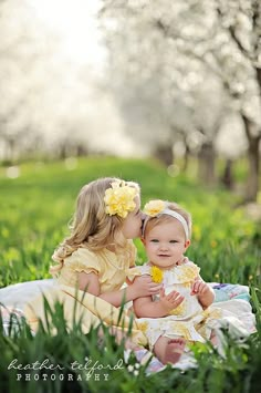 Orchard dreamy Sibling Photography Poses, Sibling Photo Shoots, Easter Photoshoot, Inspiration Photoshoot, Easter Photography, Sister Photography, Sister Poses