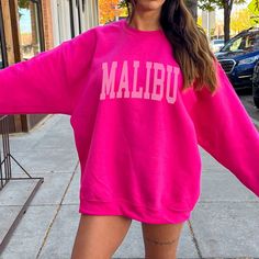 Preppy Clothes Aesthetic, Malibu Shirt, Malibu Sweatshirt, Clothes Preppy, Hot Pink Sweatshirt, Preppy Mode, Adrette Outfits, Preppy Wardrobe, Preppy Sweatshirts