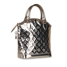 Sleek, chic and effortlessly cool, the Louis Vuitton Lockit tote is everything you could ever want and more. Whether you’re off to work, running errands, or just going about your day, this baby is the ideal companion to accompany you wherever you go. A well-worthy addition to any luxury handbag collection, the Lockit is a true must-have for any woman with a lot to carry and a soft spot for LV. SPL Exterior Silver Vernis Empreinte Monogram Silver tone hardware Louis Vuitton embossed leather logo Two top handles Zip close Side padlock – no key Fair condition – marks throughout, creasing, loss of shape, slight yellowish tinge Interior Grey Spacious compartment Two slip pockets Louis Vuitton embossed leather logo tag Very good condition – well maintained, no stains or odours On its own SPL Hei Luxury Handbag Collection, Sleek Chic, Handbag Collection, Soft Spot, Logo Tag, Dior Shoes, Bag Design, Leather Logo, Vuitton Bag