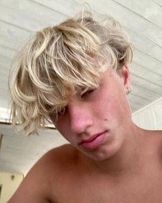 Guy Blonde Highlights, Men’s Blonde Hair, Blonde Highlights Men, Men Blonde Highlights, Champagne Blonde Hair, Beach Blonde Hair, Tan Blonde, Men Blonde Hair