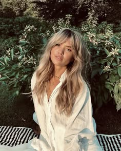 Long Hair With Bangs, Brown Blonde Hair, Long Blonde, Trending Haircuts, Long Blonde Hair, Winter Trends, Hair Envy, Grunge Hair, Gorgeous Makeup