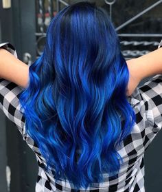 Blog Cabelos Coloridos 🇧🇷 on Instagram: “🧚🏽‍♀️ Profissional @jhessietrevisan 🚩 Atende em Curitiba/PR #BlogCabelosColoridos” Highlights Ideas, Blue Ombre Hair, Dyed Hair Blue, World Hair, Hair Color Underneath, Hair Color Options, Cute Hair Colors, Creative Hair Color, Hair Color Streaks