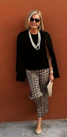 Wardrobe Essentials for Every Decade: Style Through the Ages Over 60 Fashion Classy, Classic Fashion Looks, Fall Work Outfits, Framing Pieces, Stunning Hairstyles, Over 60 Fashion, Older Women Fashion