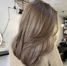 Rambut Ash Blonde, Lightest Ash Brown Hair, Dark Blonde Dyed Hair, Root Hair Color Ideas, Ash Dark Blonde Hair, Solid Light Brown Hair, Ash Dark Blonde, Cold Brown Hair, Ash Blonde Short Hair