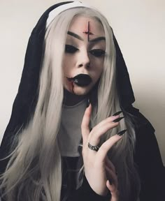 Vampire Makeup Looks, Nun Halloween, Teknik Makeup, Halloween Makeup Witch, Halloweenský Makeup, Makeup Scary, Creepy Halloween Makeup, Vampire Makeup, Cute Halloween Makeup