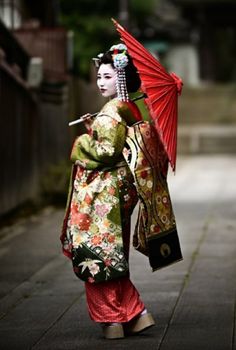 Hikizuri Kimono, Maiko Geisha, Kabuki Costume, Autumn November, Kyoto Japan Travel, Asian Ladies